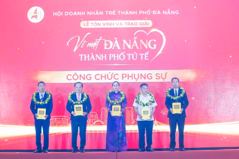 Bà Nguyễn Thị Anh Thi, Phó Chủ tịch UBND TP Đà Nẵng được vinh danh Giải thưởng “Vì một Đà Nẵng - Thành phố tử tế” ở nhóm Công chức phụng sự.Ảnh XM.