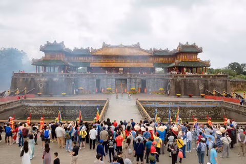 Du lịch Huế dịch chuyển sản phẩm du lịch từ “tham quan di tích” sang “trải nghiệm di sản sống”. Ảnh Hoàng Lê.