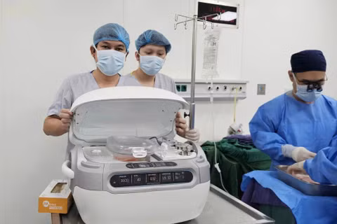 Máy LifePort cùng tạng ghép sẵn sàng thực hiện ca phẫu thuật ghép thận cho bệnh nhân. Ảnh BVCC.