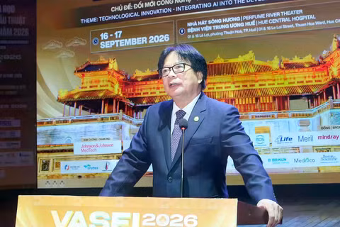 GS.TS Trần Bình Giang, Chủ tịch Hội Ngoại khoa và Phẫu thuật Nội soi Việt Nam. Ảnh Nguyễn Lê.
