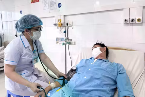 Bệnh nhân Nguyễn A.T được chăm sóc sau ca phẫu thuật. Ảnh ĐQ.