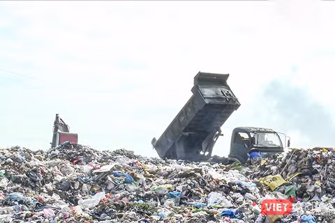 Bãi tập kết rác Cẩm Hà, phường Hội An Tây quá tải gây áp lực cho đô thị Đà Nẵng. Ảnh XM.
