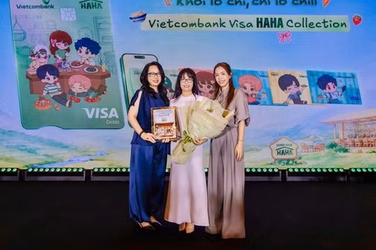 Bà Đoàn Hồng Nhung - Thành viên BĐH, Giám đốc Khối Bán lẻ Vietcombank (ở giữa) đại diện ngân hàng nhận hoa và biểu trưng từ đơn vị sản xuất tại họp báo ra mắt Quán Nhà Haha. Ảnh: Vietcombank cung cấp.