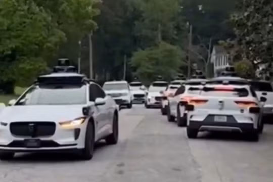 50 ô tô tự lái Waymo gây náo loạn khu phố Mỹ