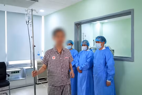 Bệnh nhân được ghép tim lần 2 đã tập đi. Ảnh: Lan Hương.