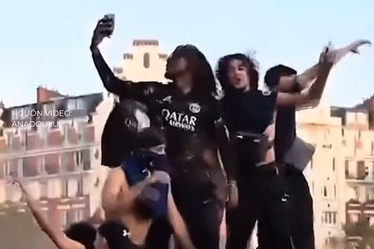 Ăn mừng chiến thắng trước Arsenal, hàng trăm fan PSG bị bắt giữ