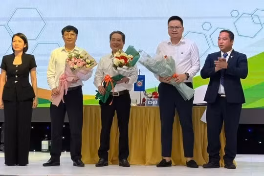 Ông Phùng Trọng Tú thứ 2 từ phải sang. Ảnh: Hoàng Anh.