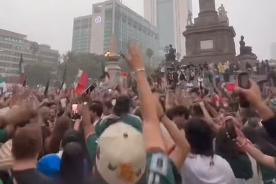 Người dân Mexico đổ ra đường tắm mưa trong ngày khai mạc World Cup 2026