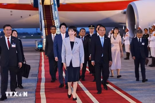 Thủ tướng Nhật Bản Takaichi Sanae đến Hà Nội, bắt đầu thăm chính thức Việt Nam. Ảnh: TTXVN.