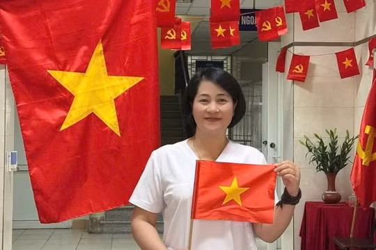 Ép tim cứu người ngừng tuần hoàn ở quán cà phê, nữ điều dưỡng được khen thưởng