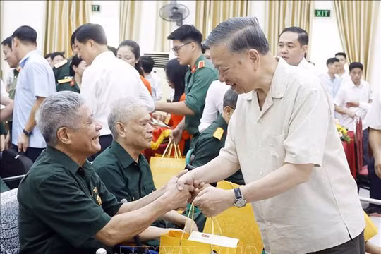Tổng Bí thư, Chủ tịch nước Tô Lâm thăm hỏi, tặng quà cho các thương binh, bệnh binh. Ảnh: TTXVN.