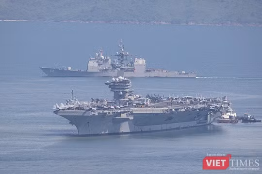 Tàu sân bay USS George Washington (CVN-73) trên vịnh Đà Nẵng. Ảnh XM.