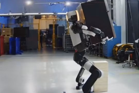 Robot hình người siêu khỏe của Mỹ vận chuyển tủ lạnh thuần thục như con người