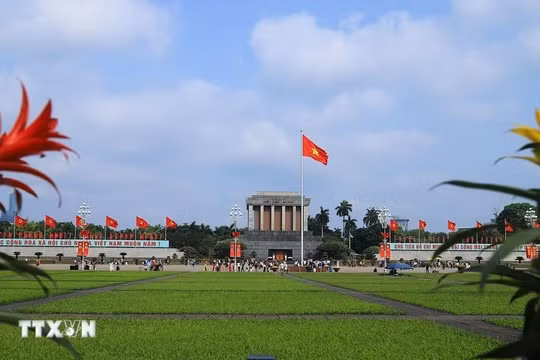 Lăng Chủ tịch Hồ Chí Minh là nơi thu hút đông đảo người dân đến tham quan. Ảnh: Tuấn Anh/TTXVN. 
