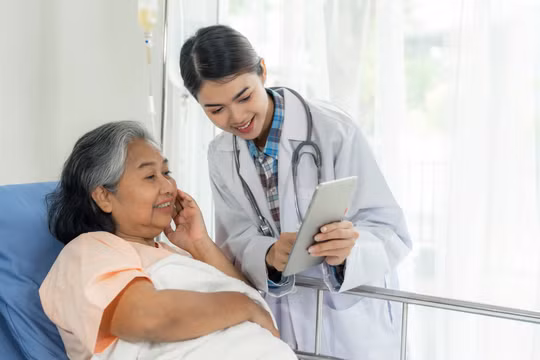 Với nhiều bệnh nhân, một cử chỉ quan tâm, một lời động viên cũng có giá trị chữa lành không kém một đơn thuốc. Ảnh minh họa.