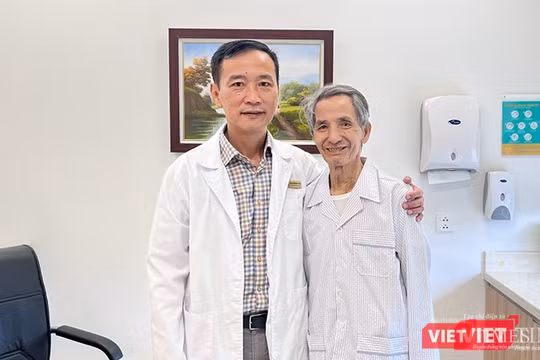 PGS.TS.BS Phạm Anh Vũ và bệnh nhân sau phẫu thuật