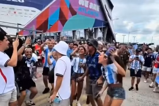 Nhóm nữ CĐV Argentina trêu tức CĐV Anh sau trận bán kết World Cup 2026