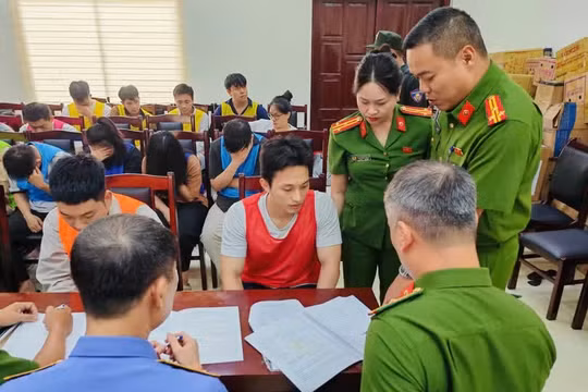 Các bị can làm việc với cơ quan công an. Ảnh: CAHN.