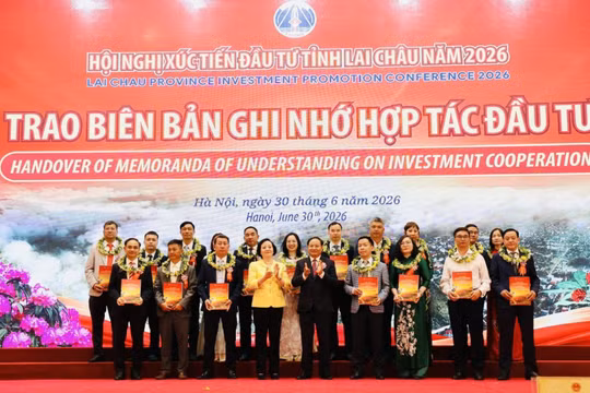 Phó thủ tướng Phạm Thị Thanh Trà và Bí thư Tỉnh ủy Lai Châu Lê Minh Ngân trao biên bản ghi nhớ hợp tác đầu tư. Ảnh: VGP