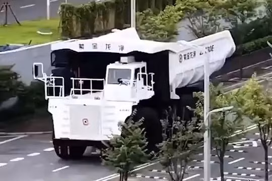 "Quái vật" xe tải điện chở 230 tấn đá xuất hiện ở Trung Quốc