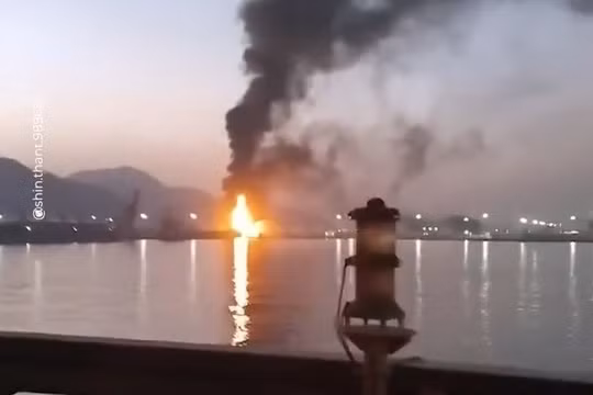 Cơ sở dầu mỏ bốc cháy dữ dội, UAE cáo buộc Iran phóng drone