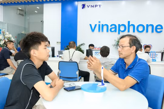 Người dùng đến xác thực thông tin thuê bao tại các điểm giao dịch, cửa hàng của các nhà mạng. Ảnh: Thu Phương