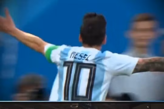 Bắt chước Messi và Ronaldo đá bóng, robot gặp cái kết thảm họa