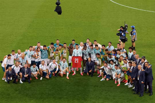 Ronaldo gây xúc động khi mặc áo tưởng nhớ Diogo Jota sau chiến thắng