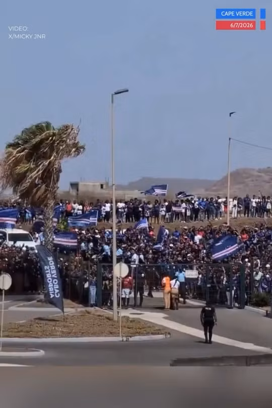 Hàng nghìn CĐV chào đón tuyển Cape Verde sau kỳ tích World Cup