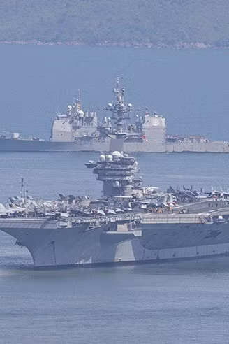 Tuần dương hạm USS Robert Smalls, hô hiệu CG-62 hộ tống tàu sân bay USS George Washington đến Đà Nẵng. Ảnh XM.