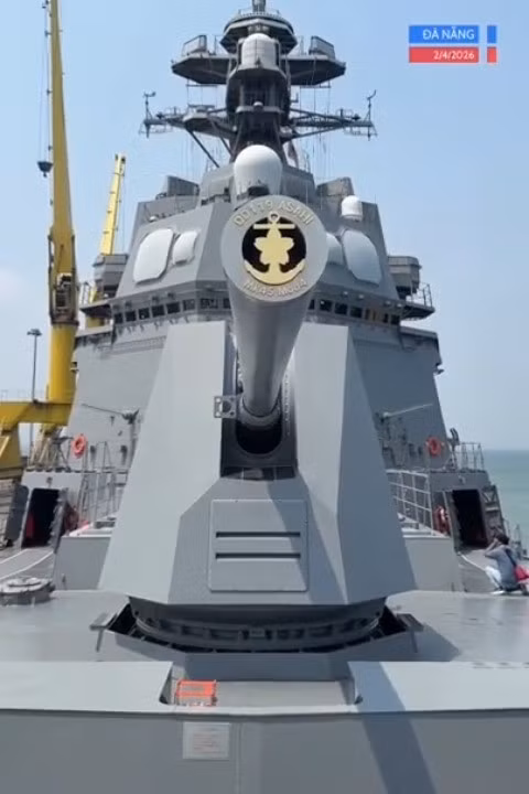 Buồng lái Tàu hộ vệ Asahi của lực lượng Tự vệ trên biển Nhật Bản được trang bị hệ thống điều khiển tối tân, cùng hệ thống tác chiến điện tử và radar tiên tiến.