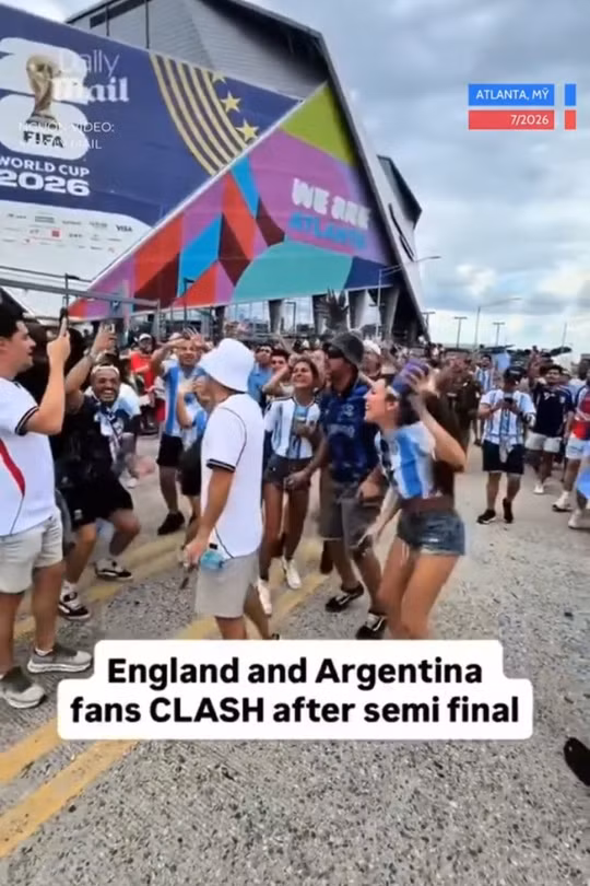 Nhóm nữ CĐV Argentina trêu tức CĐV Anh sau trận bán kết World Cup 2026