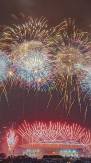 Pháo hoa nghệ thuật rực sáng bầu trời thủ đô