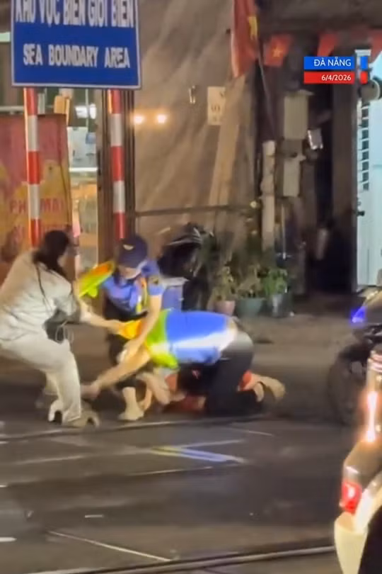 Công an phường Thanh Khê đang vào cuộc làm rõ danh tính 2 phụ nữ đánh nhân viên gác chắn đường sắt trên đường Trần Cao Vân. Ảnh cắt lại từ clip.