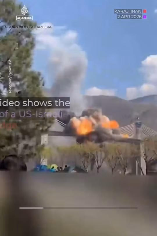 Khoảnh khắc Mỹ-Israel phá hủy cây cầu cao nhất Trung Đông, khói lửa nghi ngút