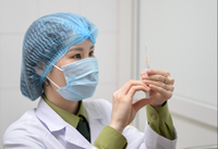 Chiến dịch tiêm vaccine phòng COVID-19 sẽ triển khai trong thời gian ngắn nhất từ trước đến nay ảnh 2 Nhân viên y tế chuẩn bị tiêm vaccine phòng COVID-19 (Ảnh - Hoàng Anh)