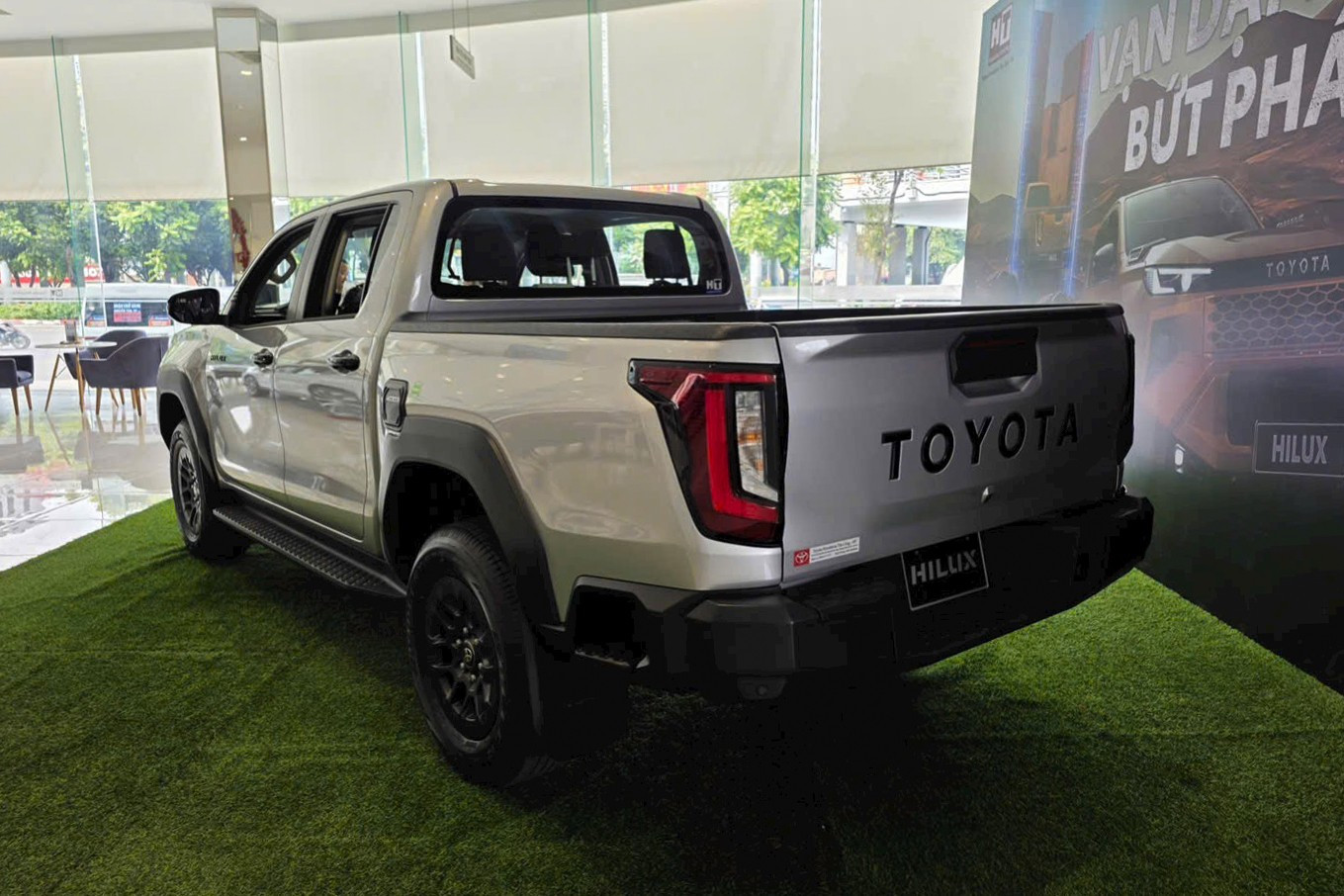 giam-gia-niem-yet-toyota-hilux-2026-van-kho-canh-tranh-voi-ford-ranger-anh-8.jpg