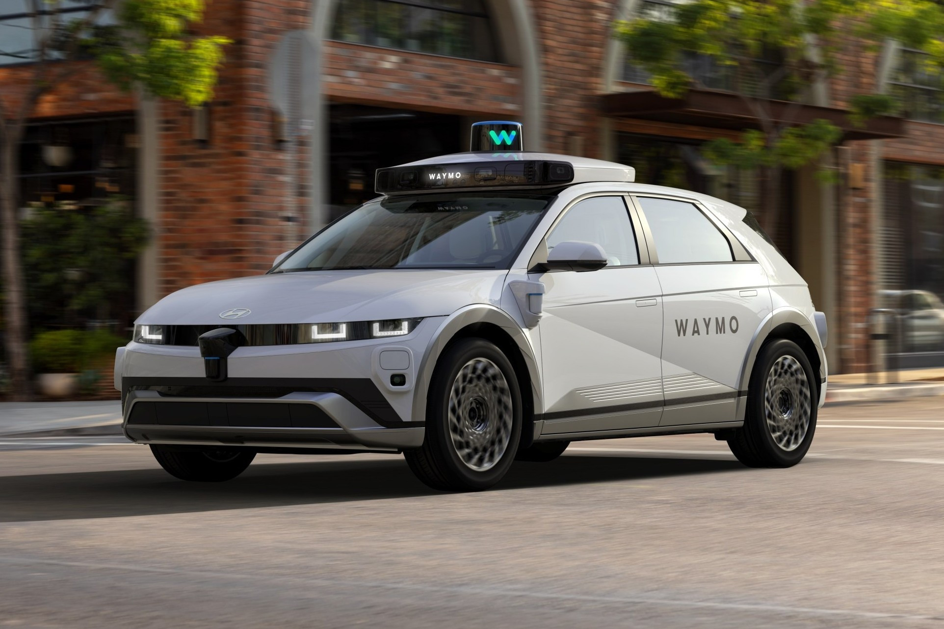 waymo-x-hmc-100424.jpg