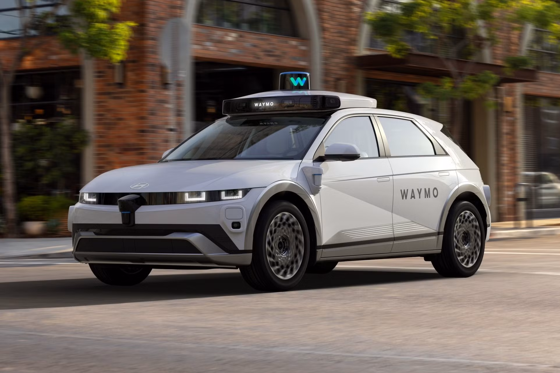 waymo-x-hmc-100424.jpg