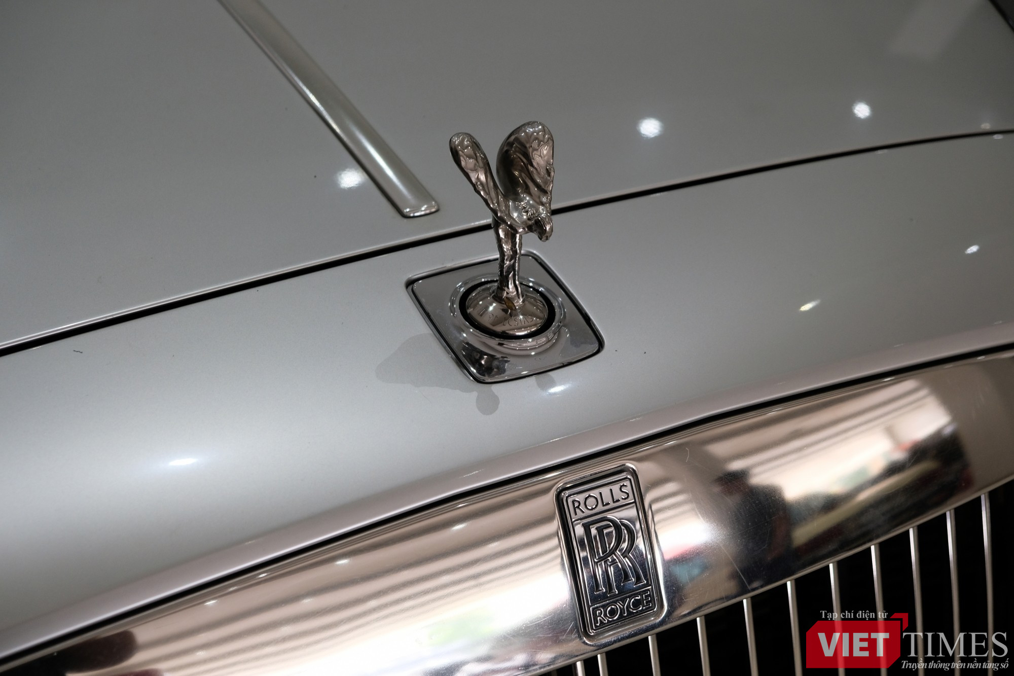 vt-rolls-royce-ghost-15-nam-tuoi-rao-gia-ngang-mercedes-s-450-anh-11.jpg