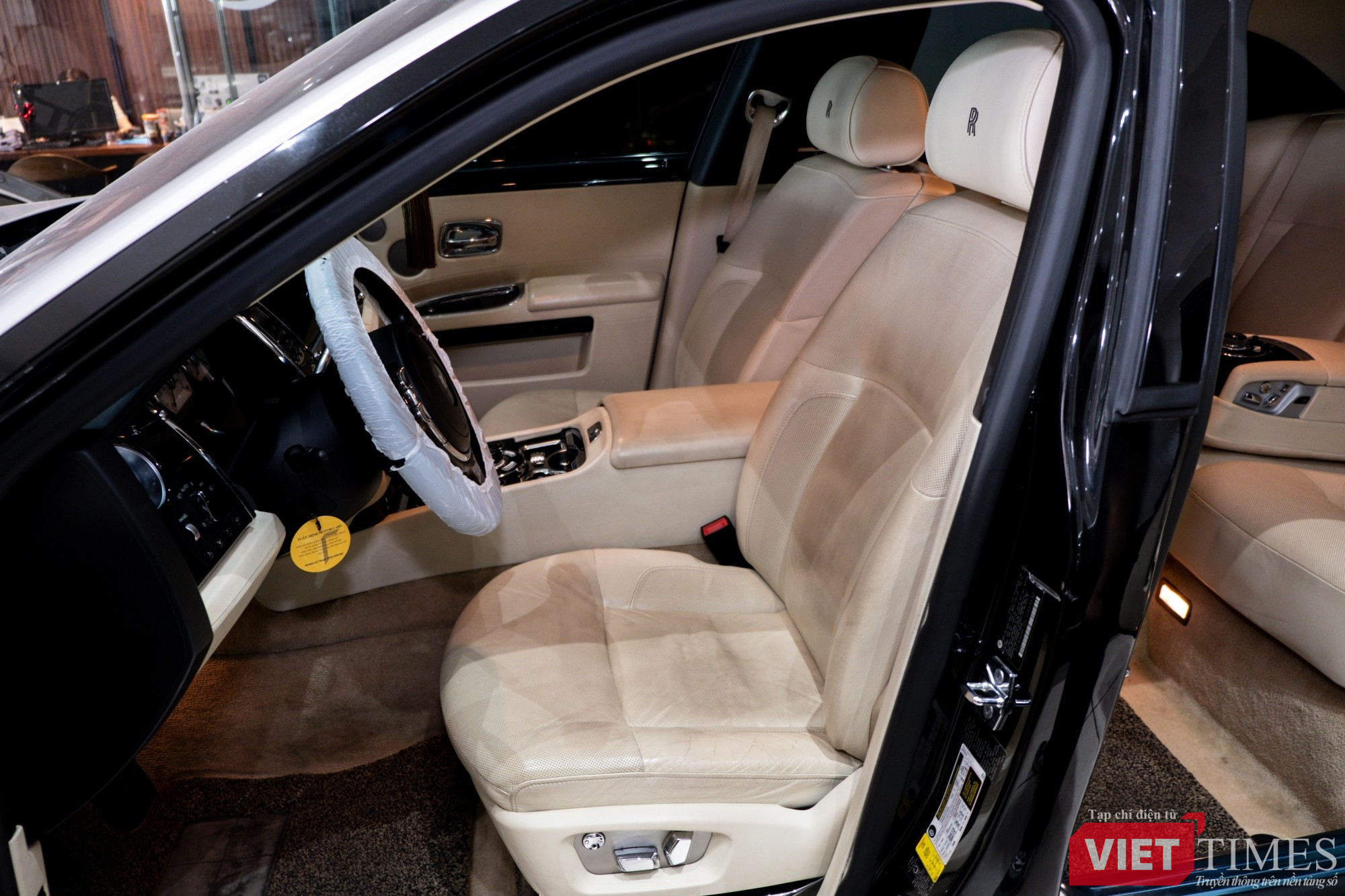 vt-rolls-royce-ghost-15-nam-tuoi-rao-gia-ngang-mercedes-s-450-anh-3.jpg