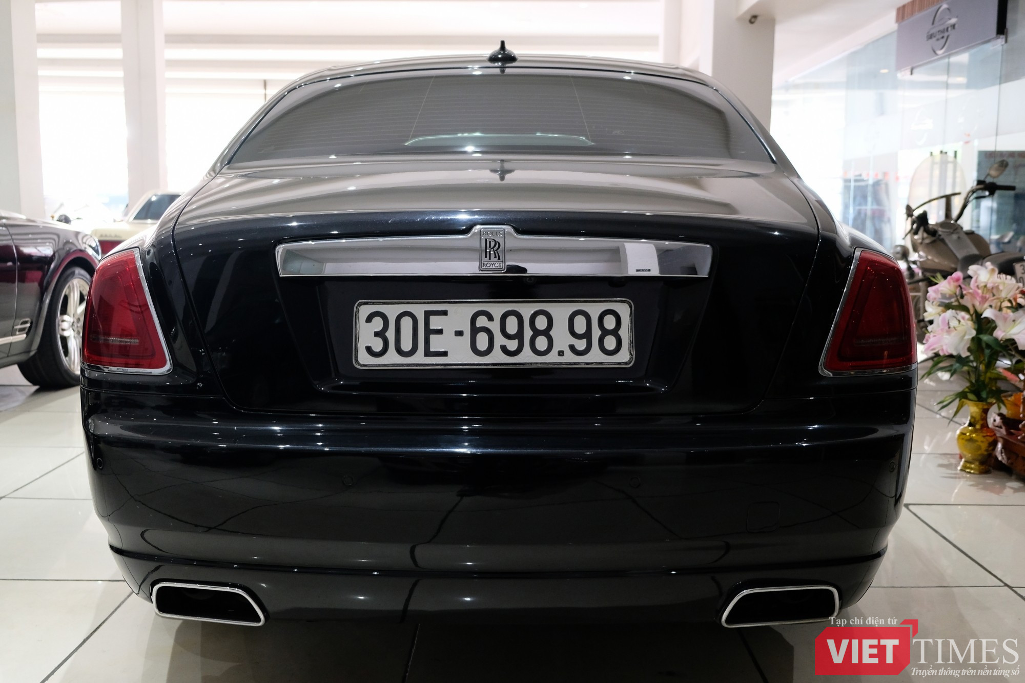 vt-rolls-royce-ghost-15-nam-tuoi-rao-gia-ngang-mercedes-s-450-anh-13.jpg