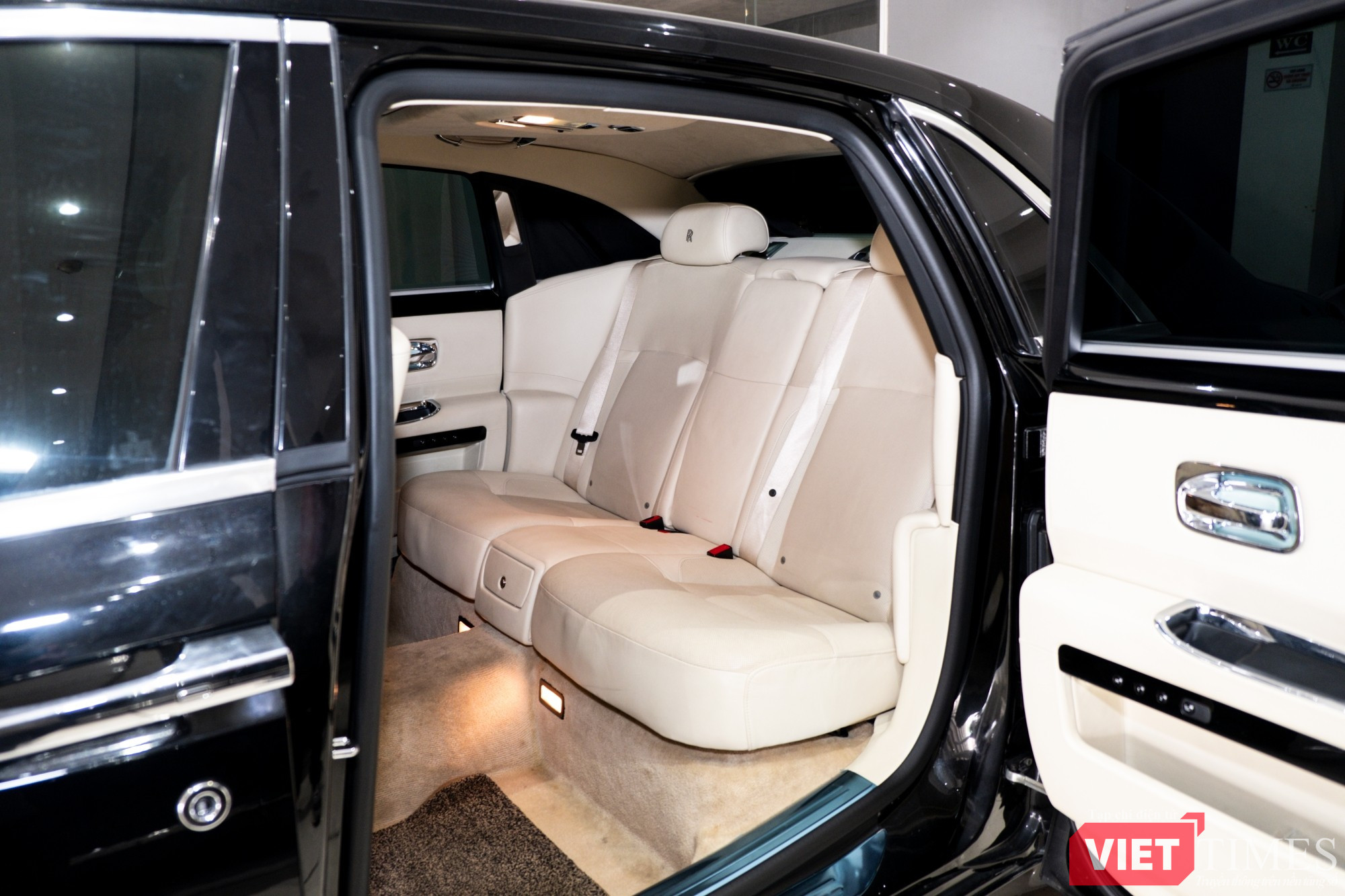 vt-rolls-royce-ghost-15-nam-tuoi-rao-gia-ngang-mercedes-s-450-anh-1.jpg