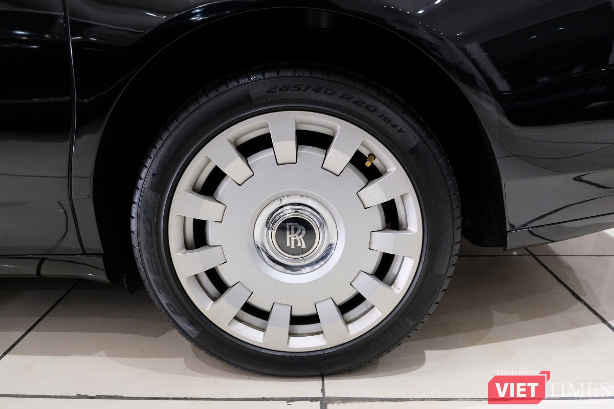 vt-rolls-royce-ghost-15-nam-tuoi-rao-gia-ngang-mercedes-s-450-anh-12.jpg