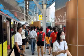 Ngày càng nhiều người lựa chọn tàu điện là phương tiện đi lại hàng ngày.