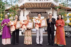 Tổ chức Kỷ lục Việt Nam - VietKings trao chứng nhận kỷ lục Việt Nam về chế biến món bún bò Huế cho Giám đốc Sở Du lịch TP Huế. Ảnh Hoàng Lê.