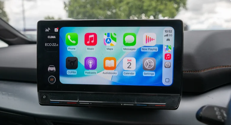Tính năng Apple CarPlay trên màn hình giải trí ô tô. Ảnh: BGR.