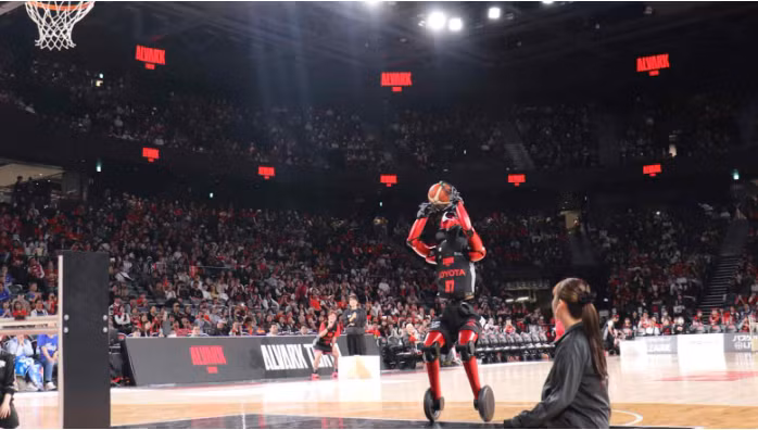 Robot hình người CUE7 mới nhất của Toyota chuẩn bị thực hiện cú ném phạt tại Toyota Arena Tokyo vào ngày 12 tháng 4 vừa qua. Ảnh: Nikkei Asia.