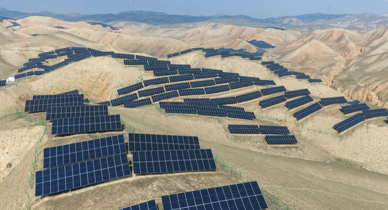 Trang trại năng lượng mặt trời lớn nhất Trung Quốc đang âm thầm thay đổi sa mạc xung quanh. Ảnh: BGR.