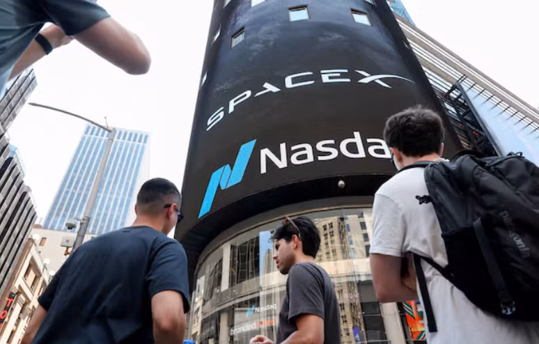 Elon Musk tham vọng biến Starlink thành đối thủ của Verizon và AT&T. Ảnh: Reuters.
